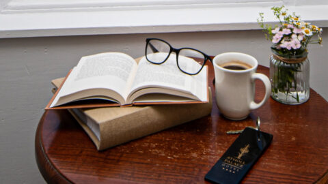 APH-Room-216-Valley-Dbl-Table